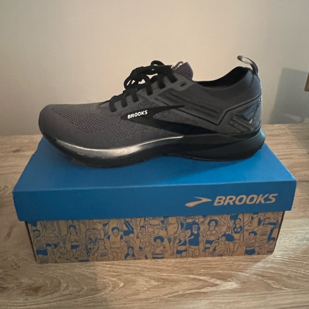 Womens brand new Brooks ricochet shoes